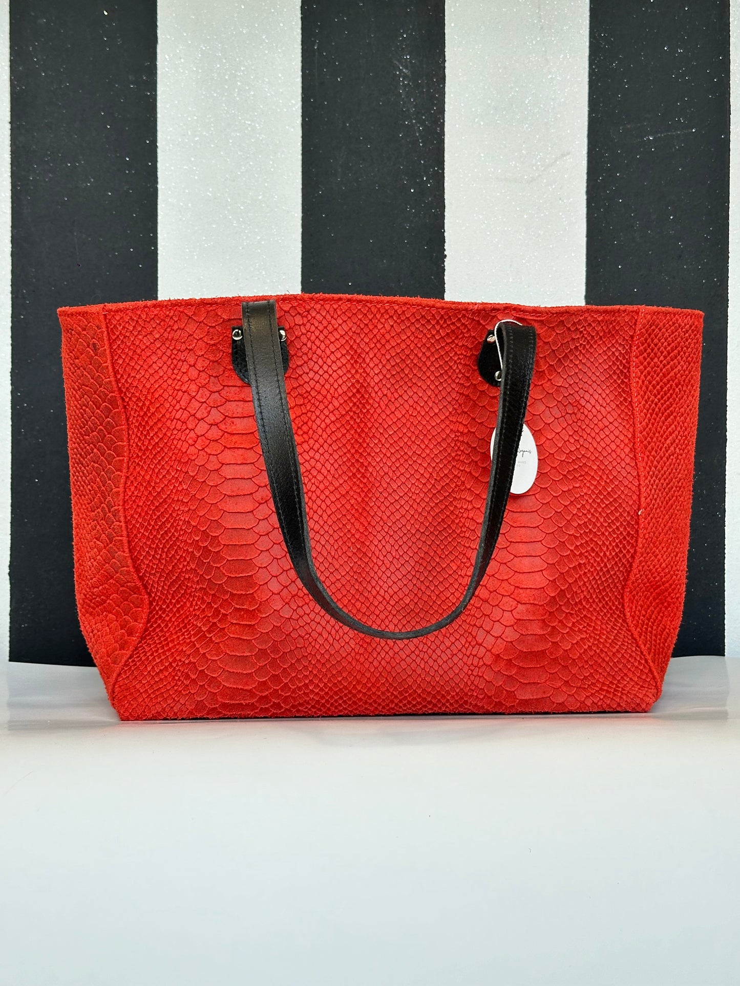 Borsa artigianale a spalla in vera pelle con fantasia di mafalda e di colore rosso. Modello Terry Idol di Nany Magenis