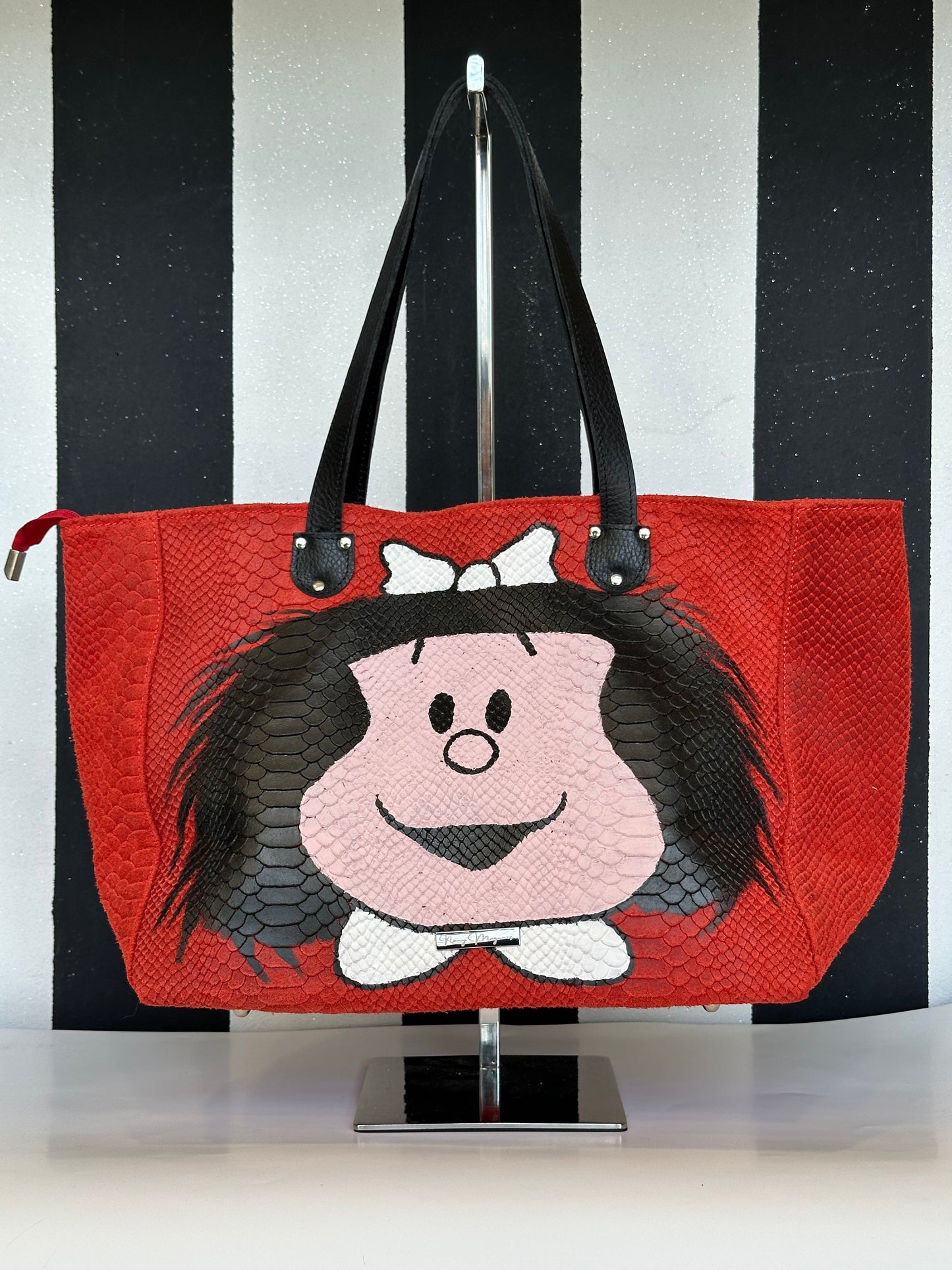 Borsa artigianale a spalla in vera pelle con fantasia di mafalda e di colore rosso. Modello Terry Idol di Nany Magenis