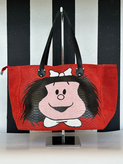 Borsa artigianale a spalla in vera pelle con fantasia di mafalda e di colore rosso. Modello Terry Idol di Nany Magenis