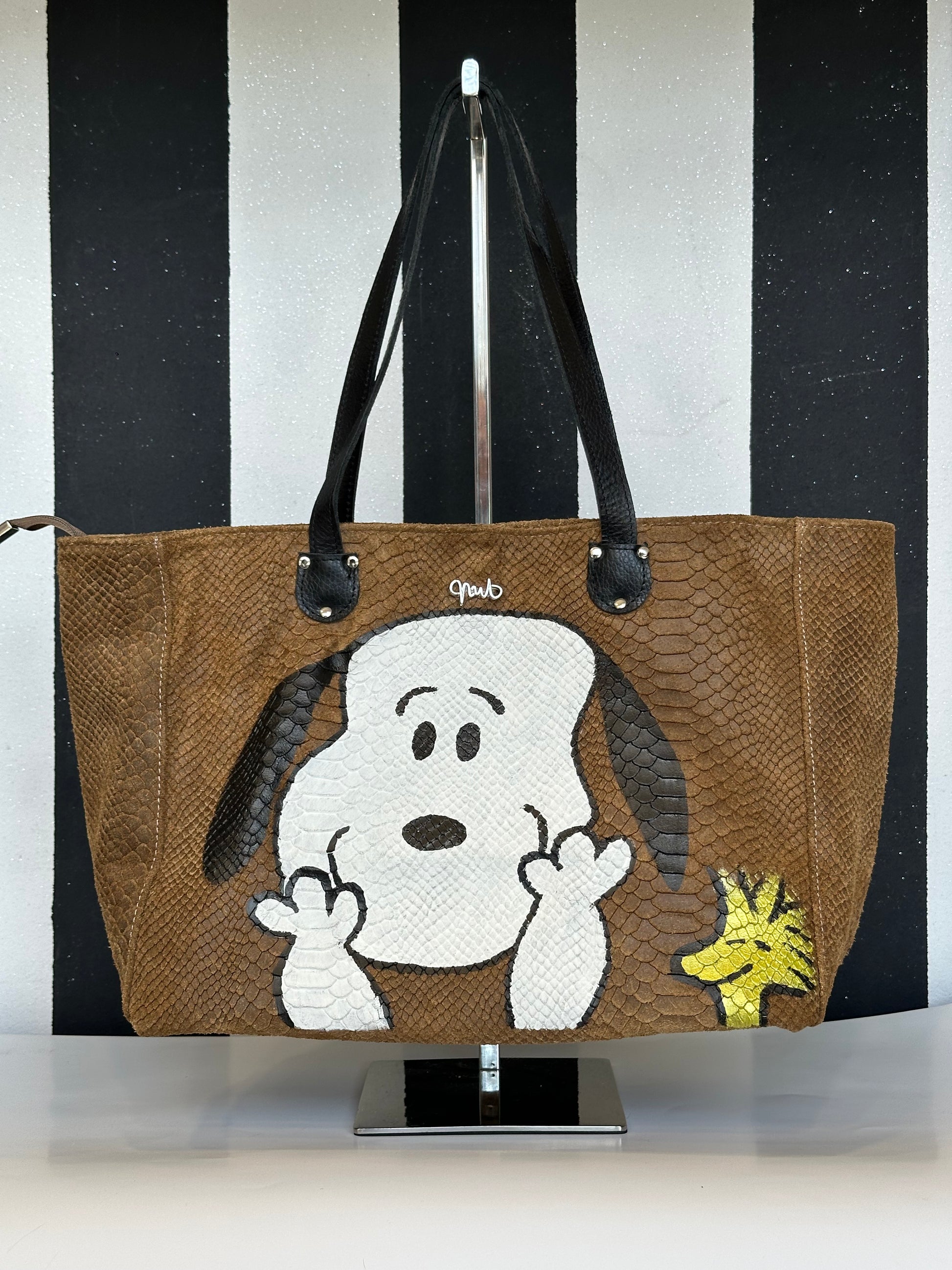 Borsa artigianale a spalla in vera pelle con fantasia di snoopy e di colore marrone chiaro. Modello Terry Idol di Nany Magenis