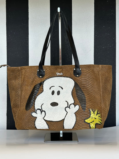 Borsa artigianale a spalla in vera pelle con fantasia di snoopy e di colore marrone chiaro. Modello Terry Idol di Nany Magenis