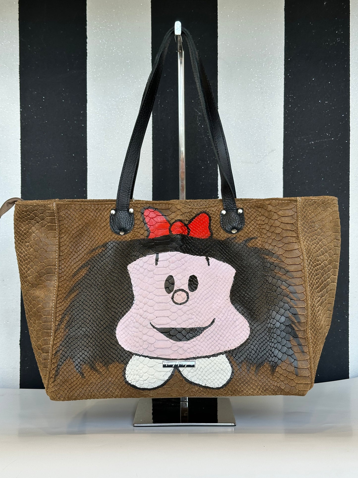 Borsa artigianale a spalla in vera pelle con fantasia di mafalda e di colore marrone chiaro. Modello Terry Idol di Nany Magenis