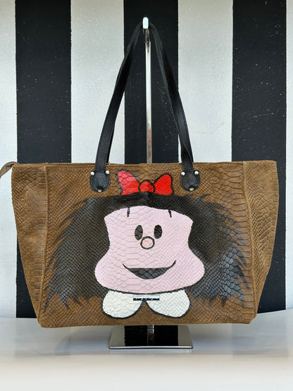 Borsa artigianale a spalla in vera pelle con fantasia di mafalda e di colore marrone chiaro. Modello Terry Idol di Nany Magenis