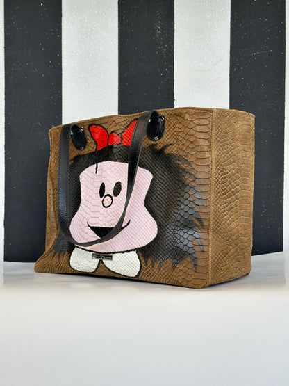 Borsa artigianale a spalla in vera pelle con fantasia di mafalda e di colore marrone chiaro. Modello Terry Idol di Nany Magenis