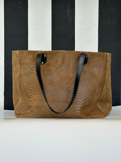 Borsa artigianale a spalla in vera pelle con fantasia di mafalda e di colore marrone chiaro. Modello Terry Idol di Nany Magenis