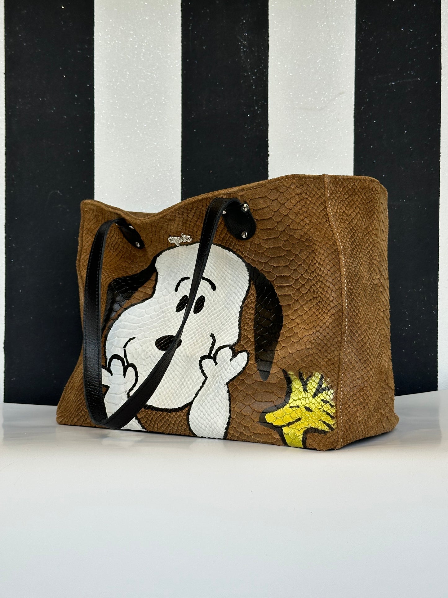 Borsa artigianale a spalla in vera pelle con fantasia di snoopy e di colore marrone chiaro. Modello Terry Idol di Nany Magenis