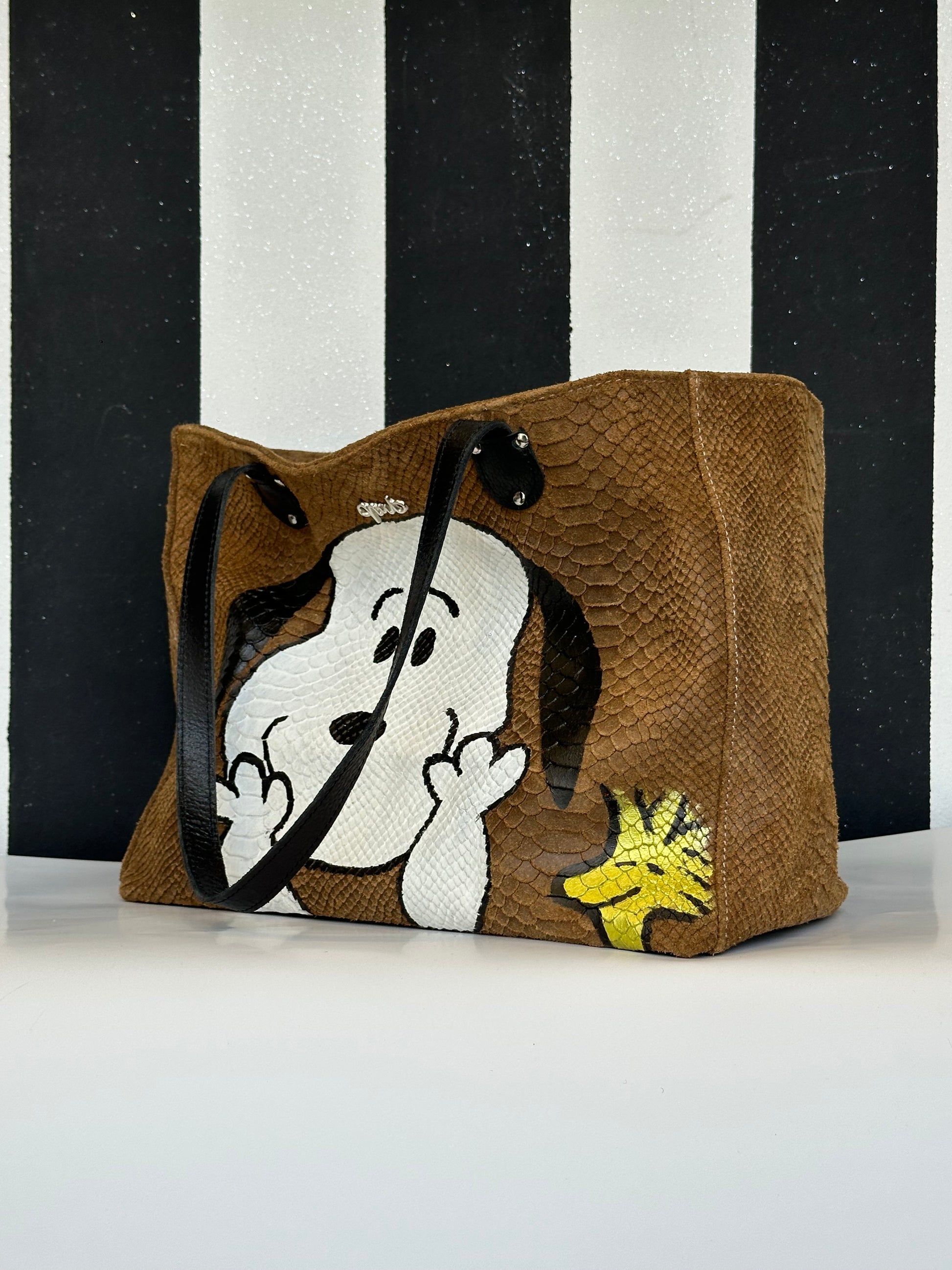 Borsa artigianale a spalla in vera pelle con fantasia di snoopy e di colore marrone chiaro. Modello Terry Idol di Nany Magenis