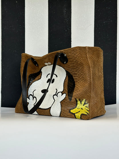 Borsa artigianale a spalla in vera pelle con fantasia di snoopy e di colore marrone chiaro. Modello Terry Idol di Nany Magenis
