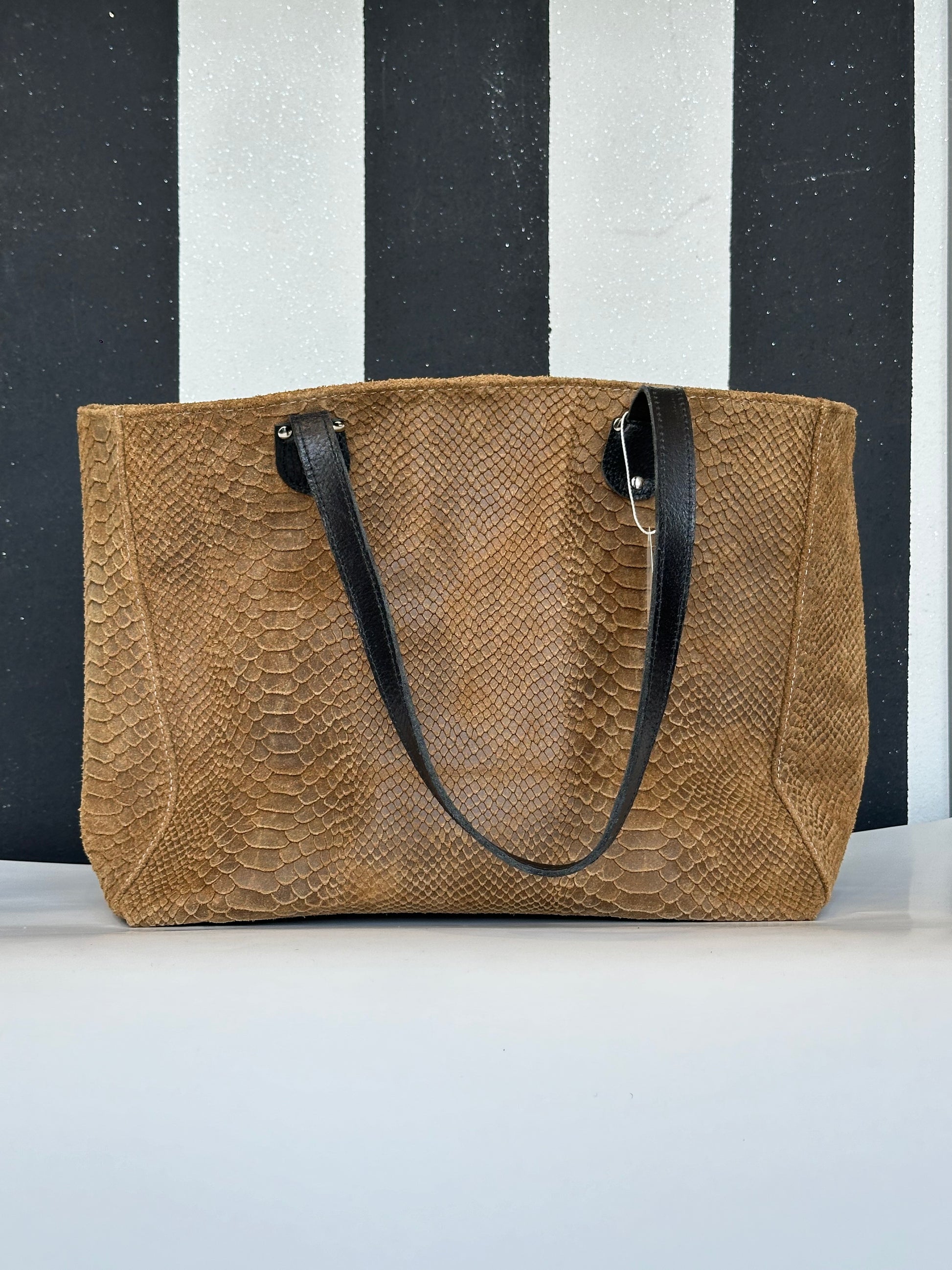 Borsa artigianale a spalla in vera pelle con fantasia di snoopy e di colore marrone chiaro. Modello Terry Idol di Nany Magenis