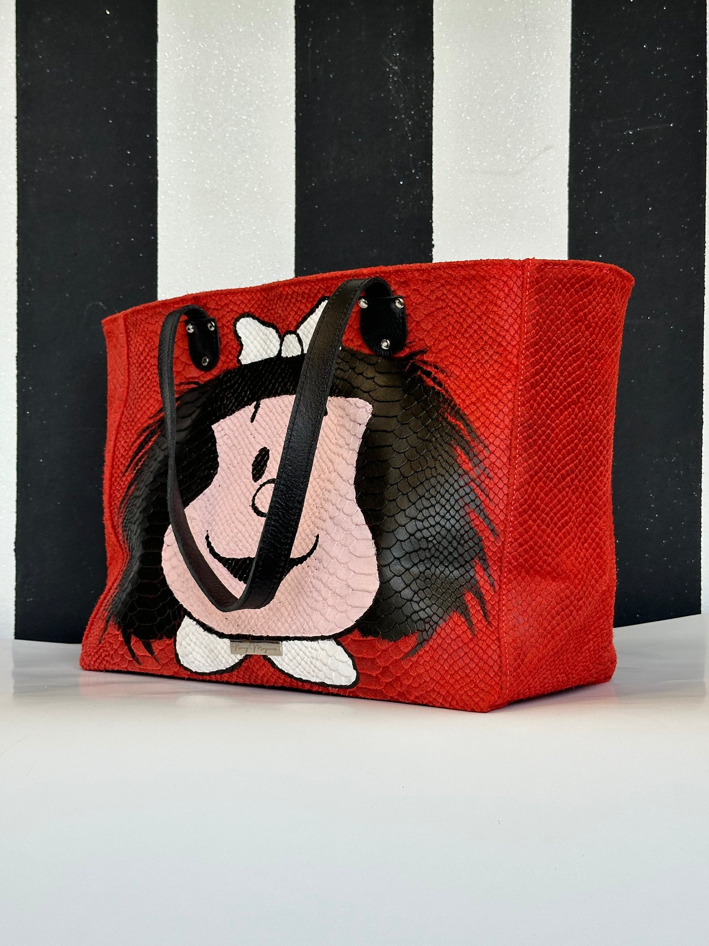 Borsa artigianale a spalla in vera pelle con fantasia di mafalda e di colore rosso. Modello Terry Idol di Nany Magenis