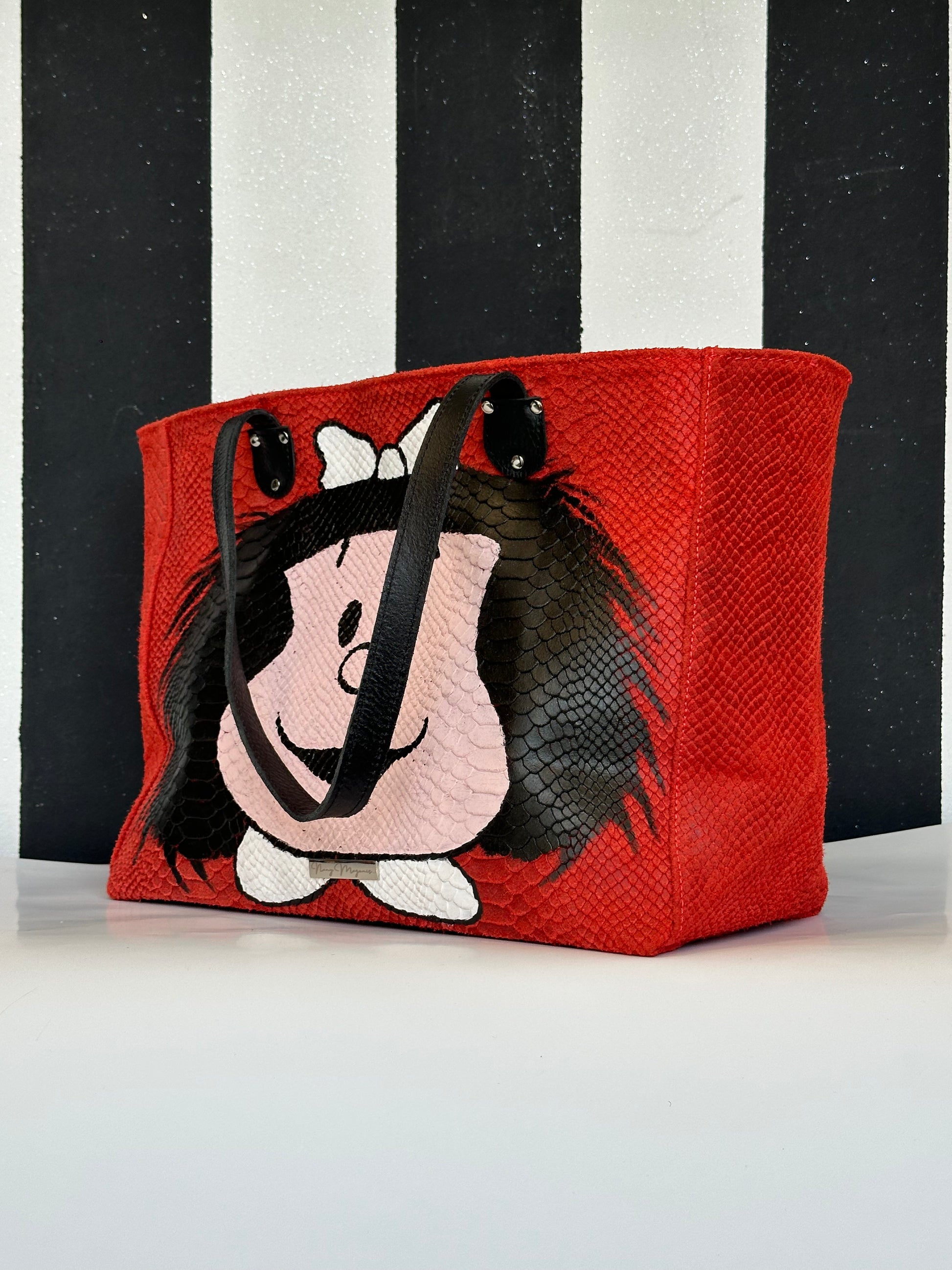 Borsa artigianale a spalla in vera pelle con fantasia di mafalda e di colore rosso. Modello Terry Idol di Nany Magenis