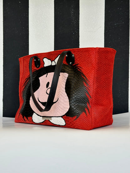 Borsa artigianale a spalla in vera pelle con fantasia di mafalda e di colore rosso. Modello Terry Idol di Nany Magenis