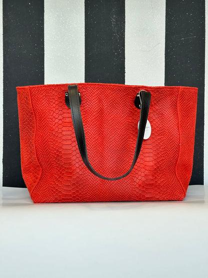 Borsa artigianale a spalla in vera pelle con fantasia di mafalda e di colore rosso. Modello Terry Idol di Nany Magenis