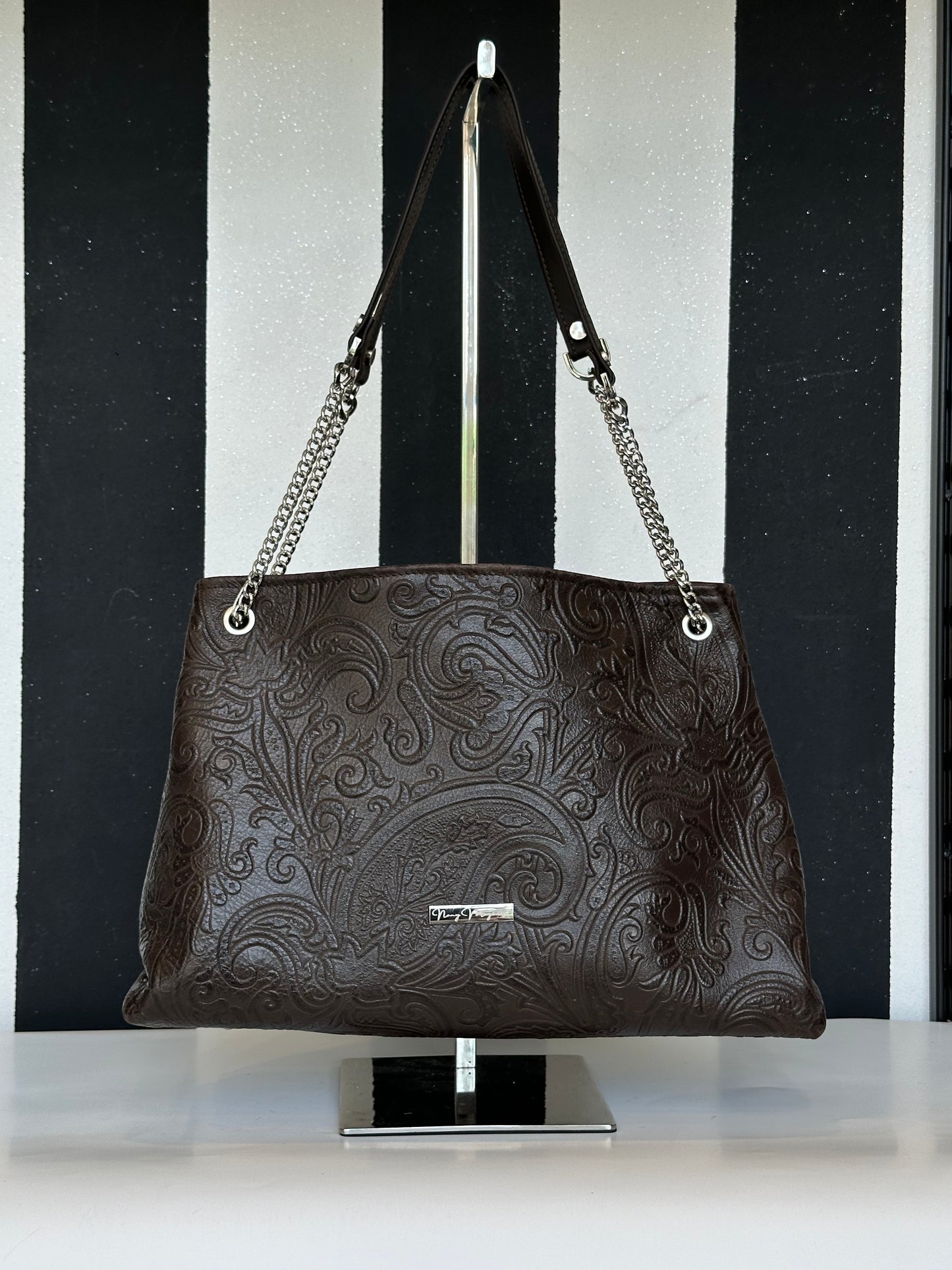 Borsa artigianale a spalla e tracolla in vera pelle ricamata con fantasia floreale e di colore marrone scuro. Modello Ismi di Nany Magenis