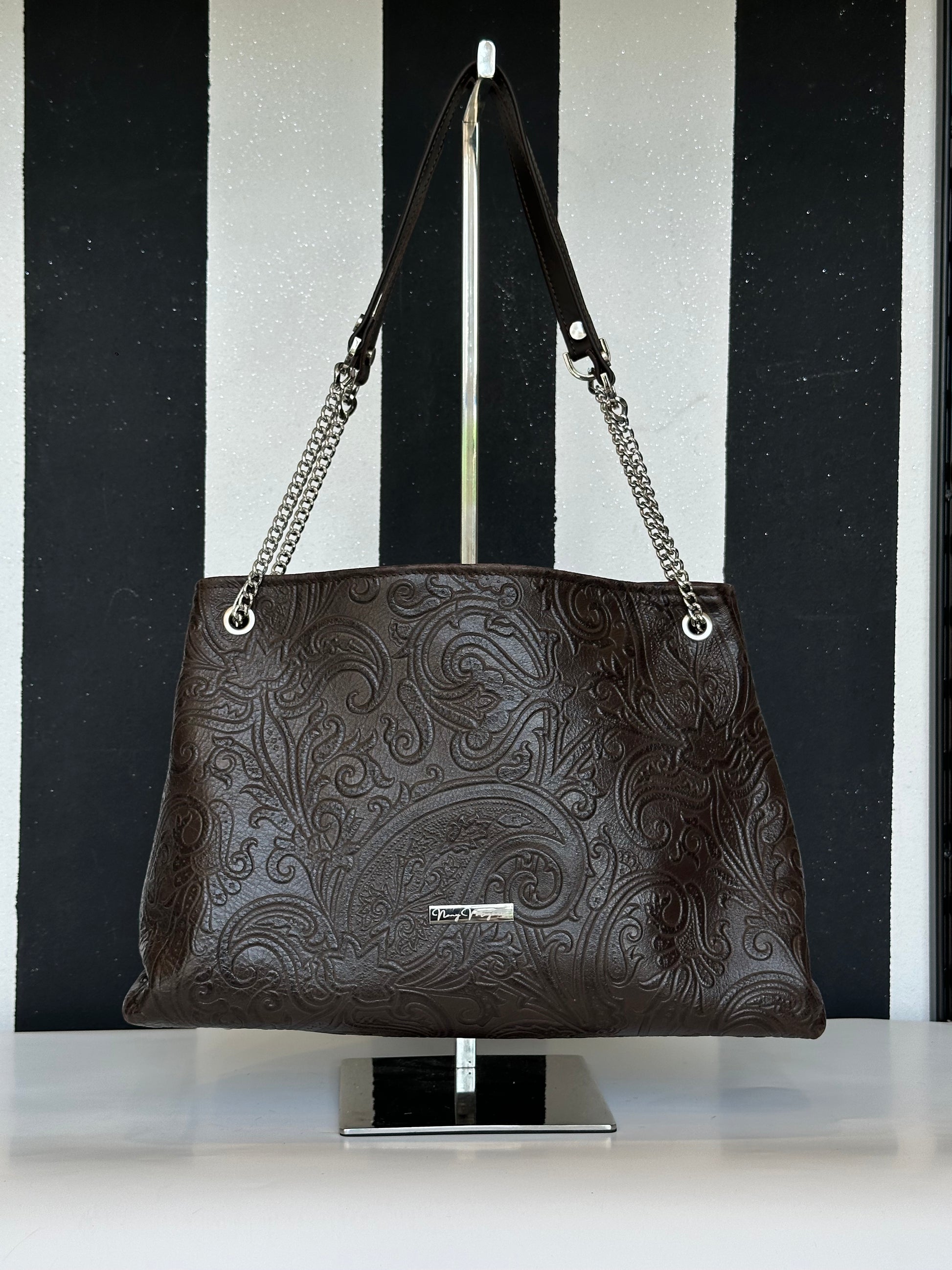 Borsa artigianale a spalla e tracolla in vera pelle ricamata con fantasia floreale e di colore marrone scuro. Modello Ismi di Nany Magenis