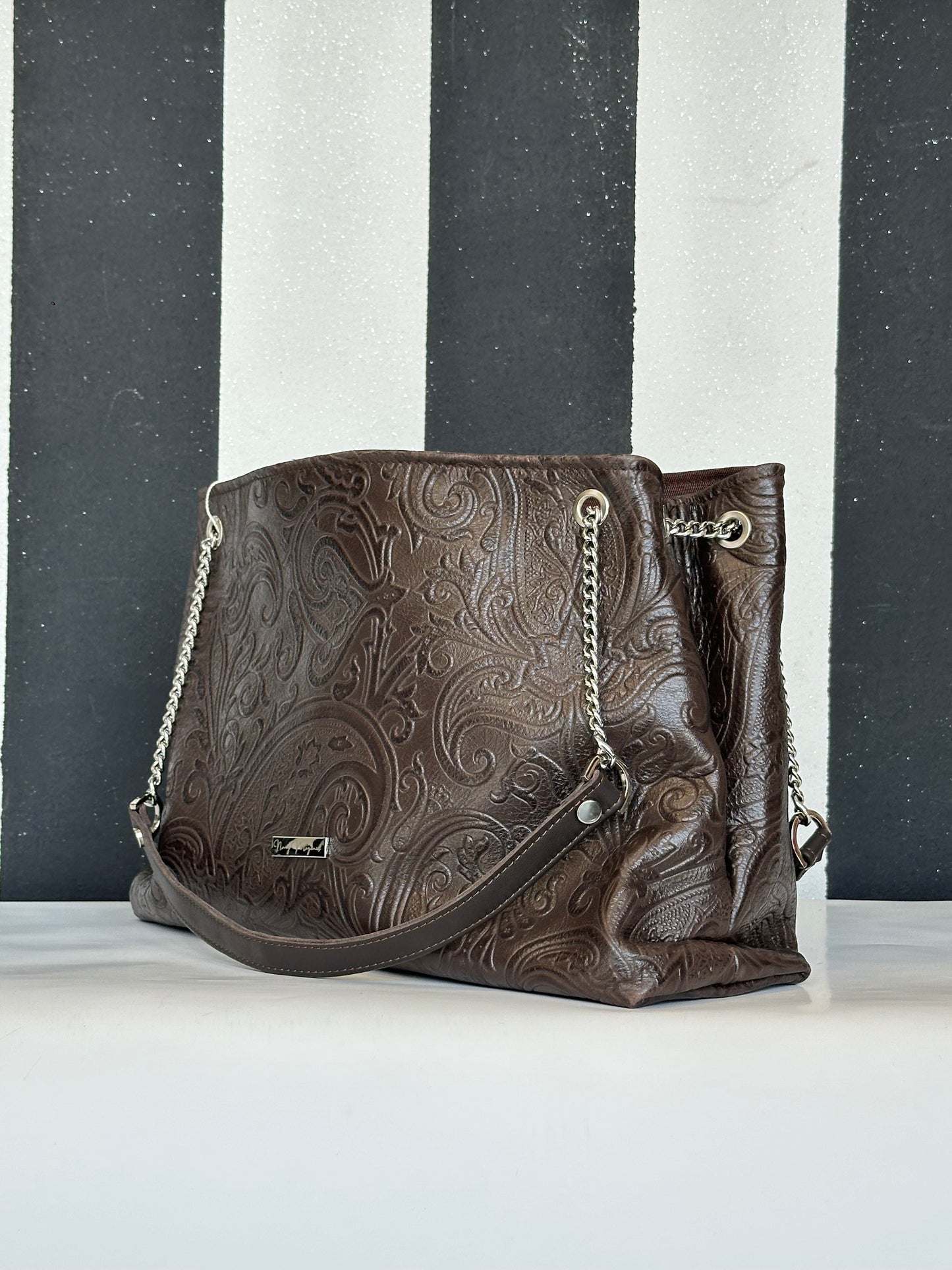 Borsa artigianale a spalla e tracolla in vera pelle ricamata con fantasia floreale e di colore marrone scuro. Modello Ismi di Nany Magenis