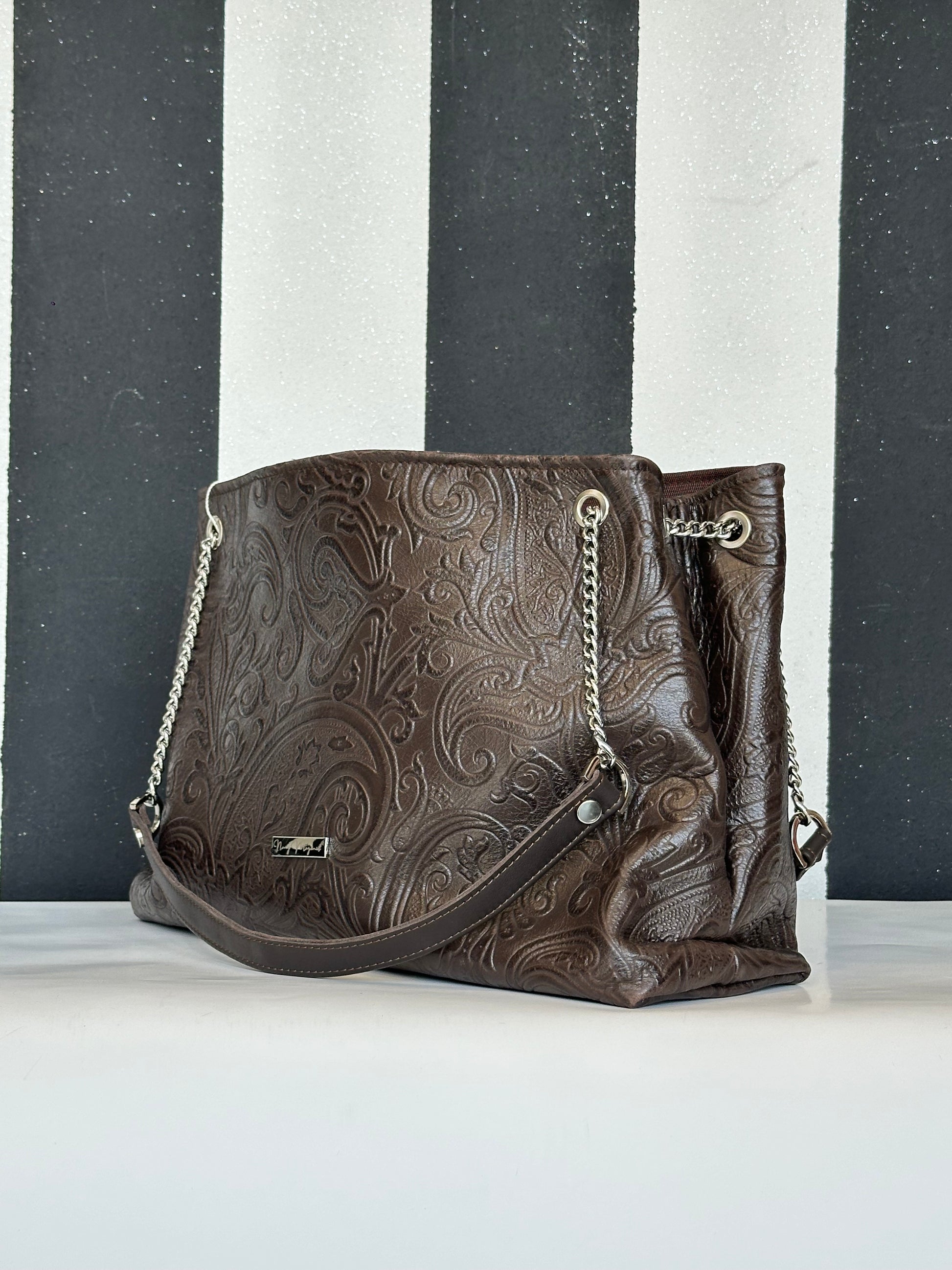 Borsa artigianale a spalla e tracolla in vera pelle ricamata con fantasia floreale e di colore marrone scuro. Modello Ismi di Nany Magenis
