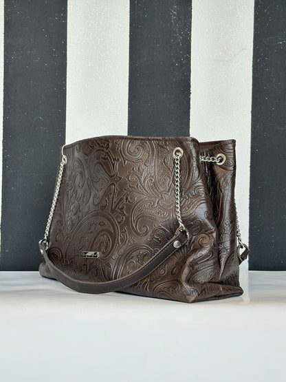 Borsa artigianale a spalla e tracolla in vera pelle ricamata con fantasia floreale e di colore marrone scuro. Modello Ismi di Nany Magenis
