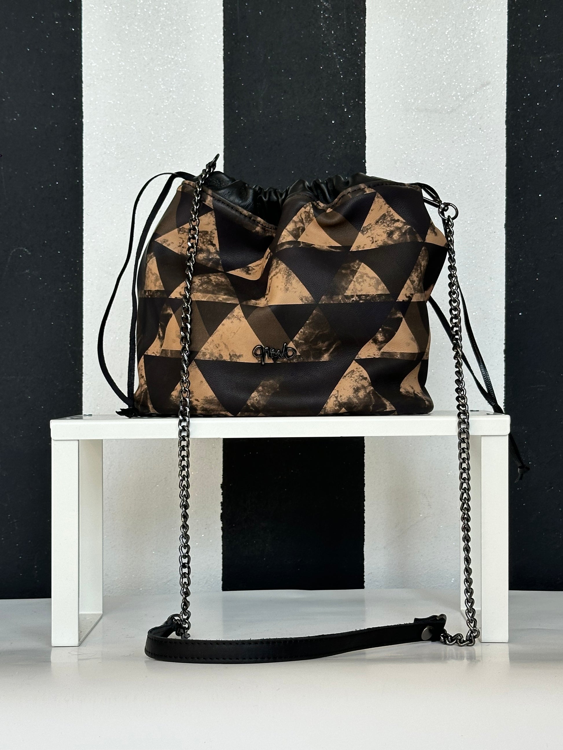 Borsa artigianale a spalla e tracolla in vera pelle con fantasia geometrica. Modello Secchiello di Nany Magenis