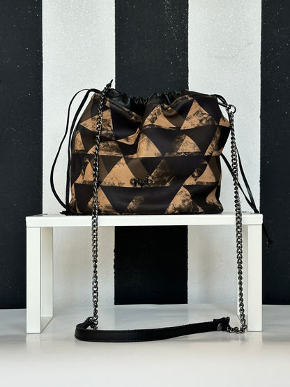 Borsa artigianale a spalla e tracolla in vera pelle con fantasia geometrica. Modello Secchiello di Nany Magenis