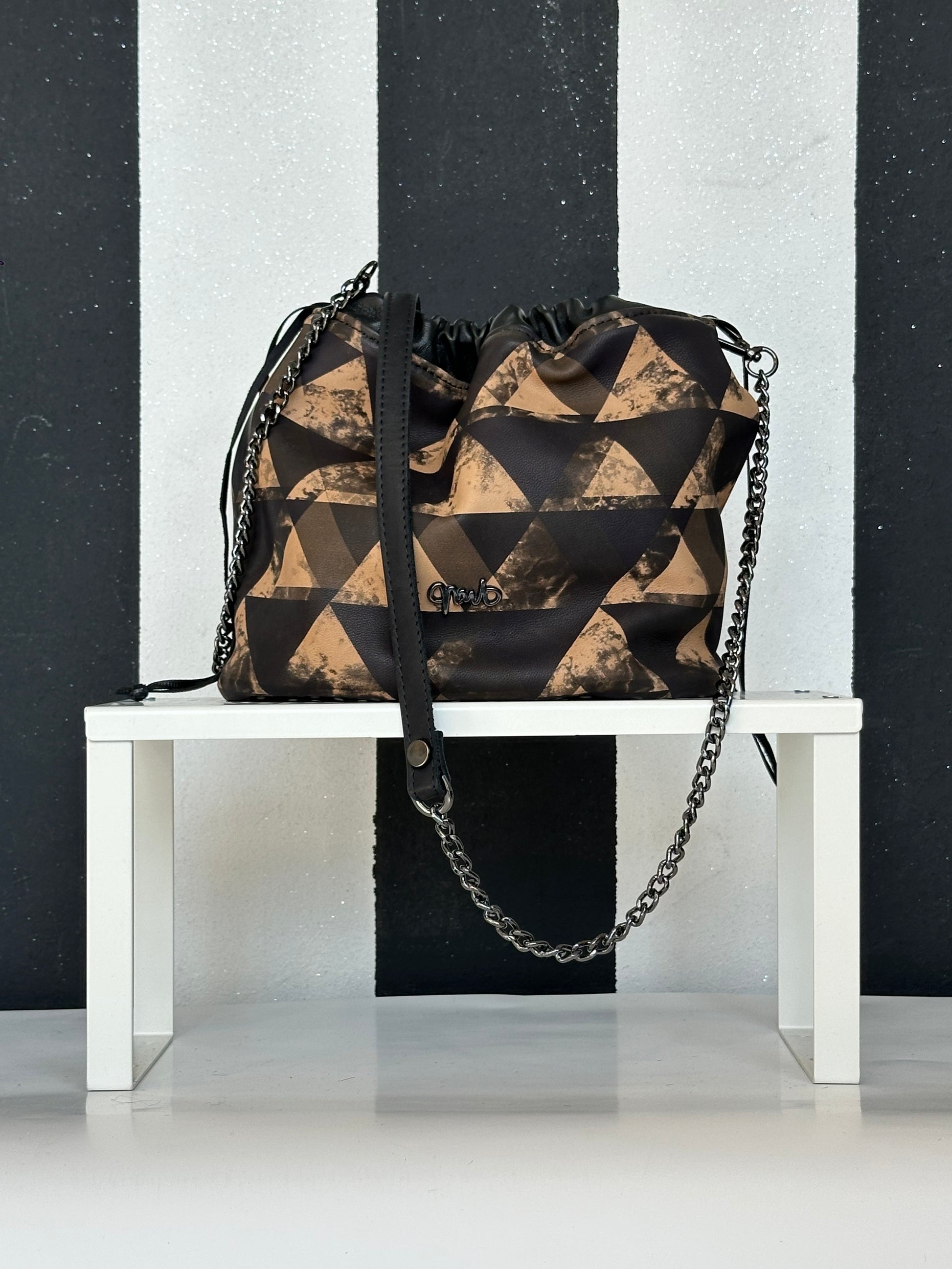 Borsa artigianale a spalla e tracolla in vera pelle con fantasia geometrica. Modello Secchiello di Nany Magenis