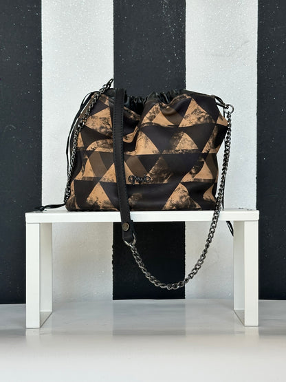 Borsa artigianale a spalla e tracolla in vera pelle con fantasia geometrica. Modello Secchiello di Nany Magenis