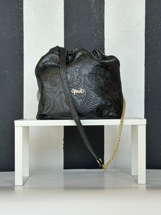 Borsa artigianale a spalla e tracolla in vera pelle ricamata con fantasia floreale di colore nero. Modello Secchiello di Nany Magenis