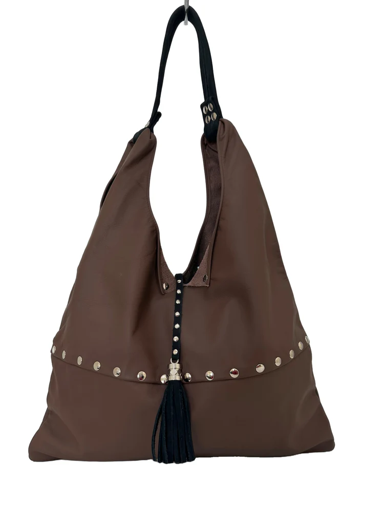 Borsa artigianale a spalla in vera pelle con borchie e di colore marrone. Modello Sacca di Nany Magenis