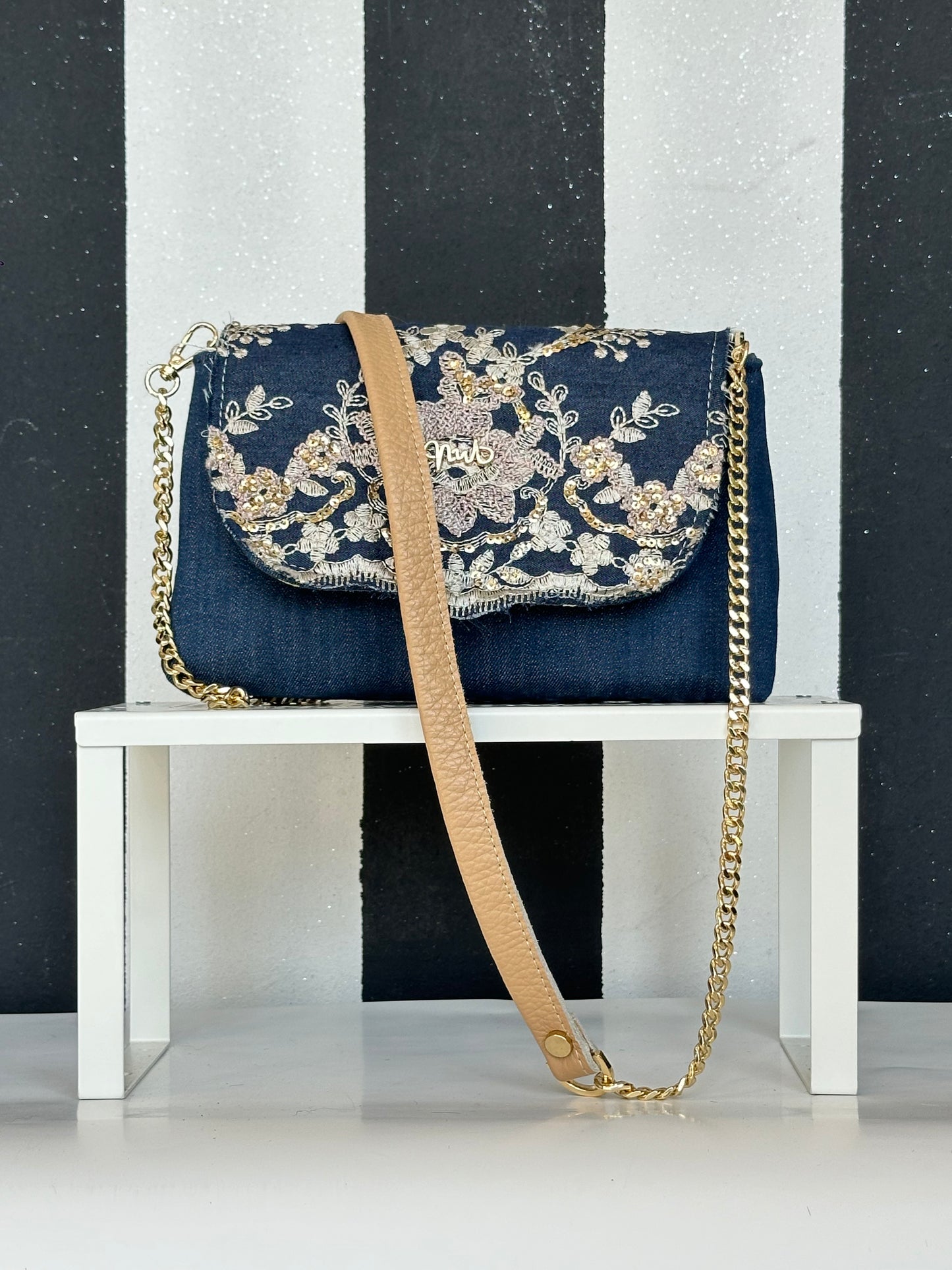 Borsa artigianale a spalla e tracolla in tessuto jeans con fantasia floreale. Modello Amada di Nany Magenis