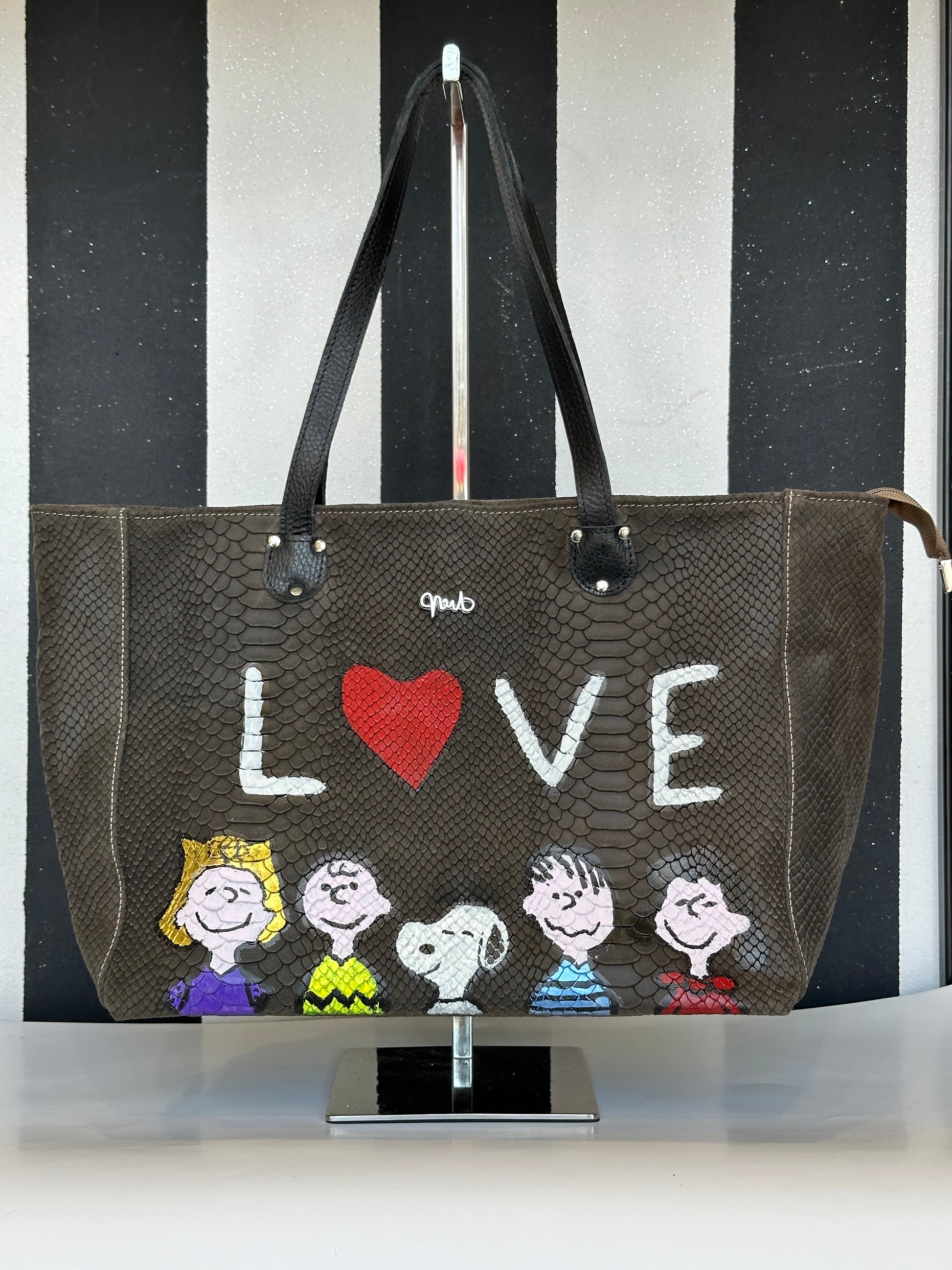 Borsa artigianale a spalla in vera pelle con fantasia dei peanuts e di colore marrone. Modello Terry Idol di Nany Magenis