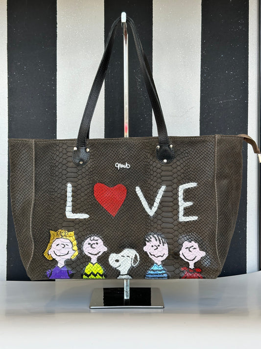 Borsa artigianale a spalla in vera pelle con fantasia dei peanuts e di colore marrone. Modello Terry Idol di Nany Magenis