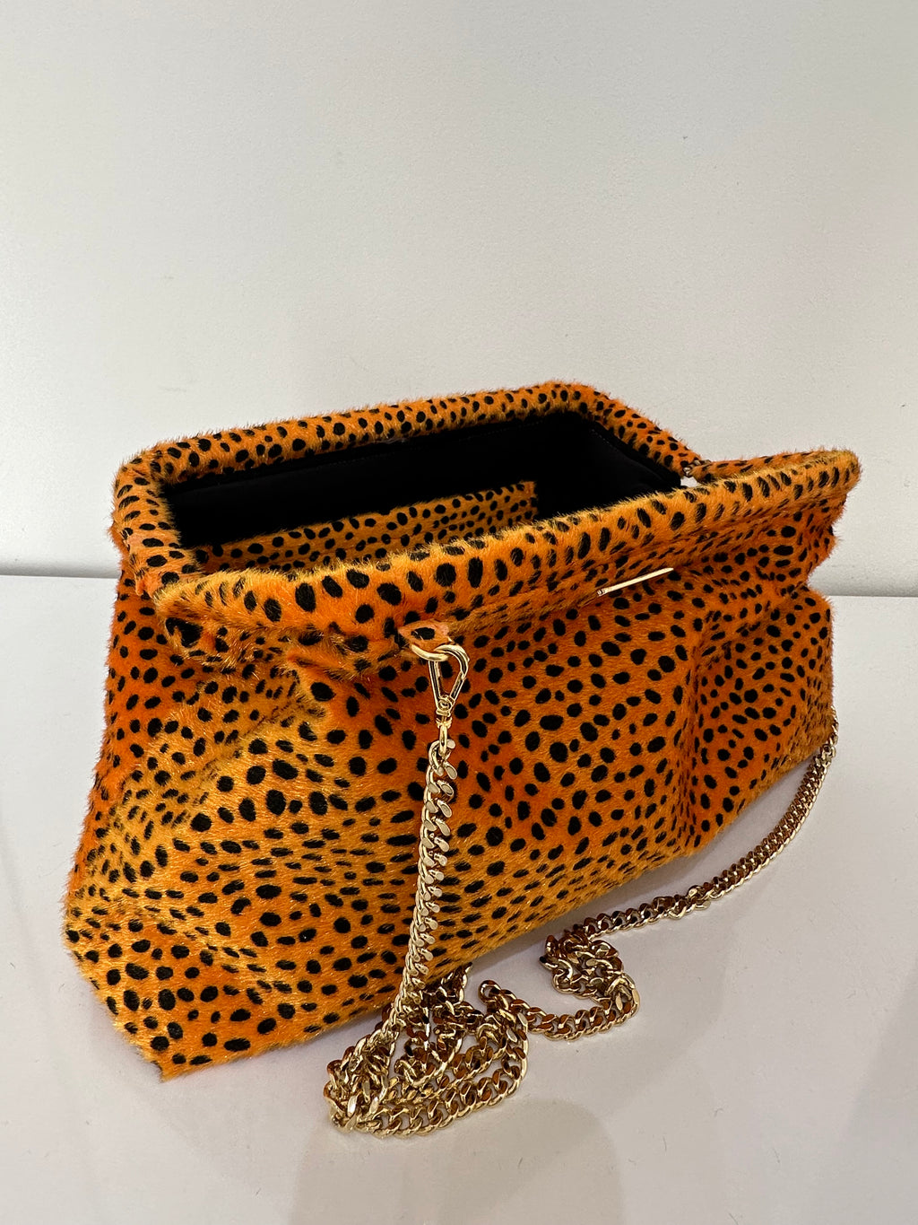 Dettaglio del tessuto artigianale e della chiusura della borsa Bibian