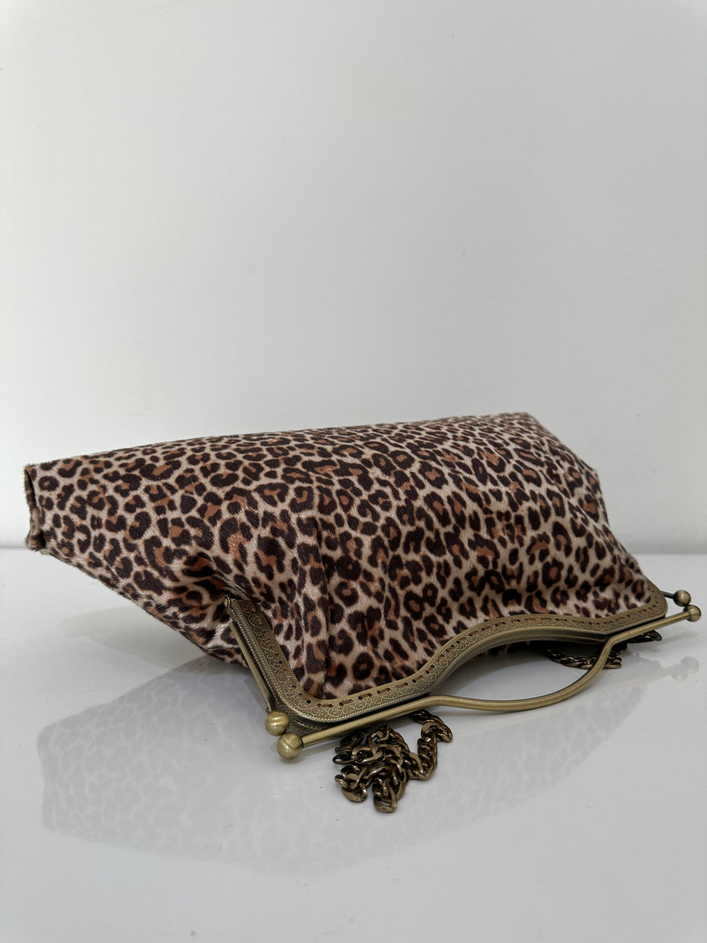 Borsa artigianale a tracolla ed a mano in tessuto con fantasia animalier leopardata. Modello Retrò di Nany Magenis