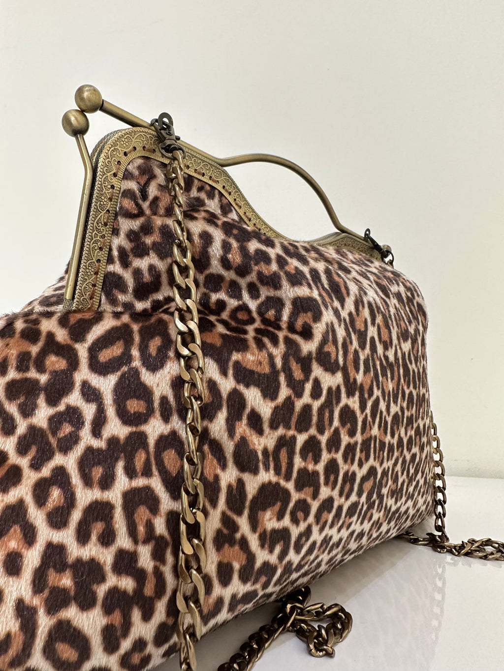 Borsa artigianale a tracolla ed a mano in tessuto con fantasia animalier leopardata. Modello Retrò di Nany Magenis