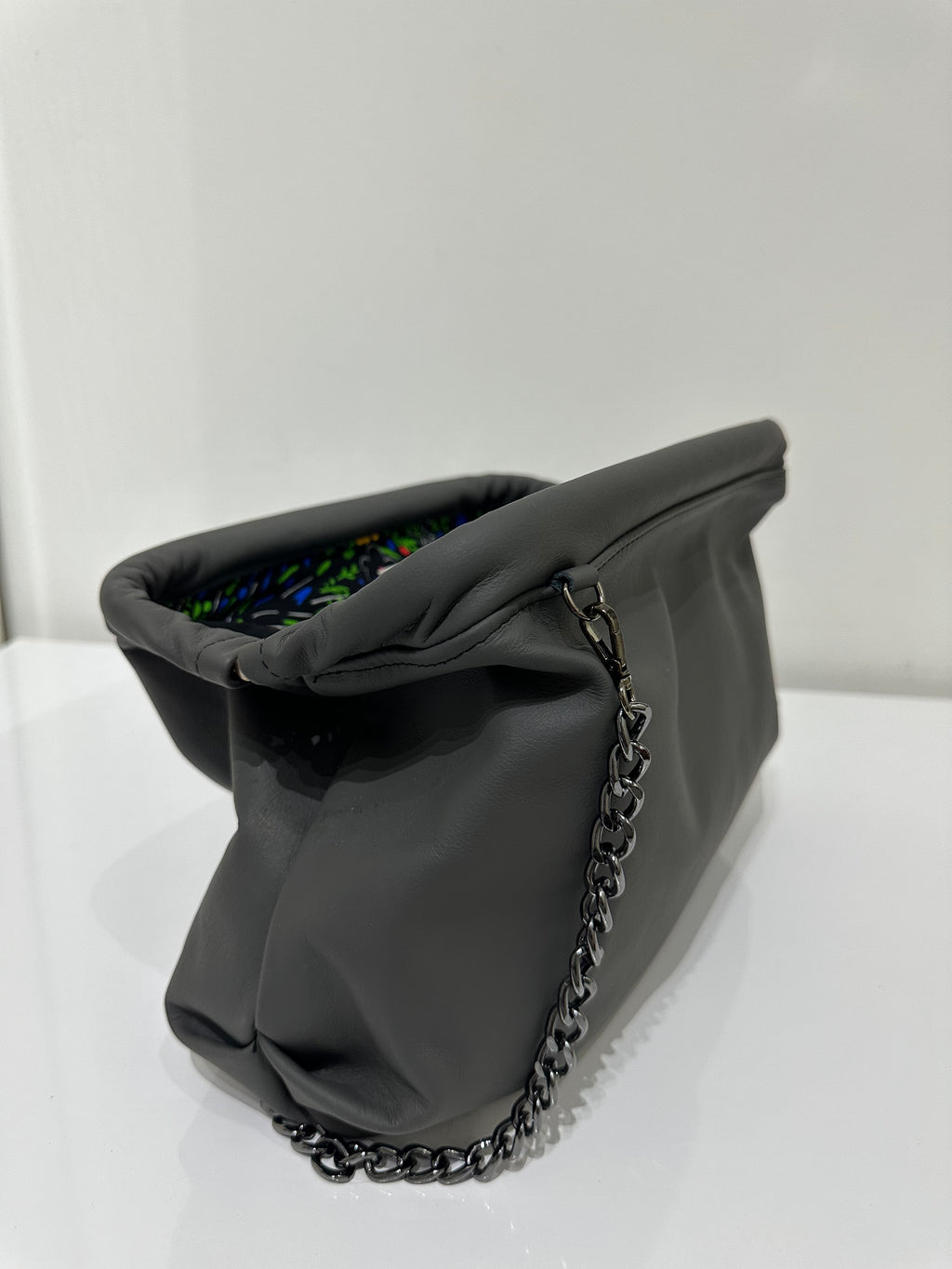 Dettaglio della pelle artigianale e della chiusura della borsa Bibian