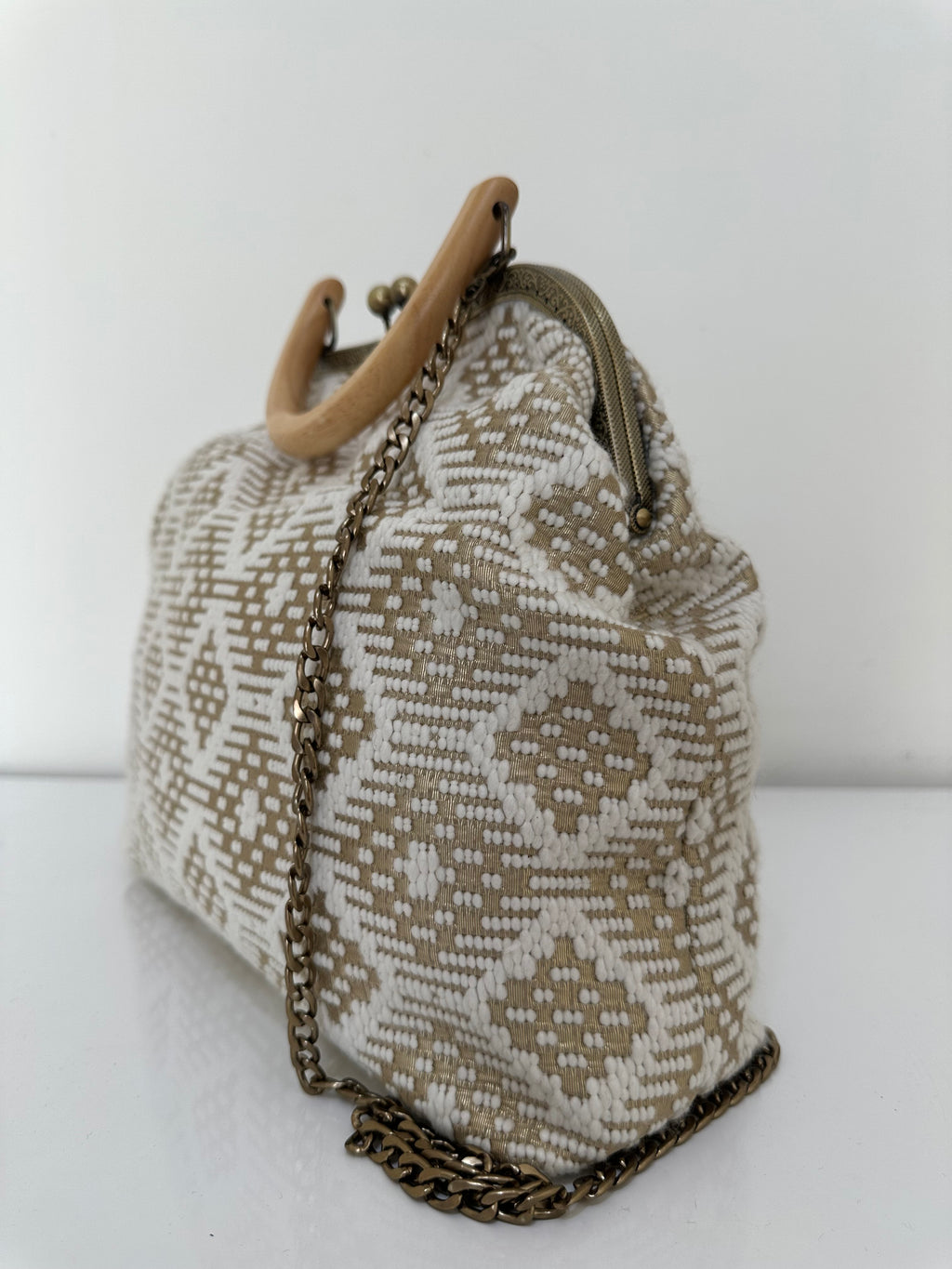 Borsa artigianale a tracolla ed a mano in tessuto con fantasia geometrica. Modello Retrò di Nany Magenis