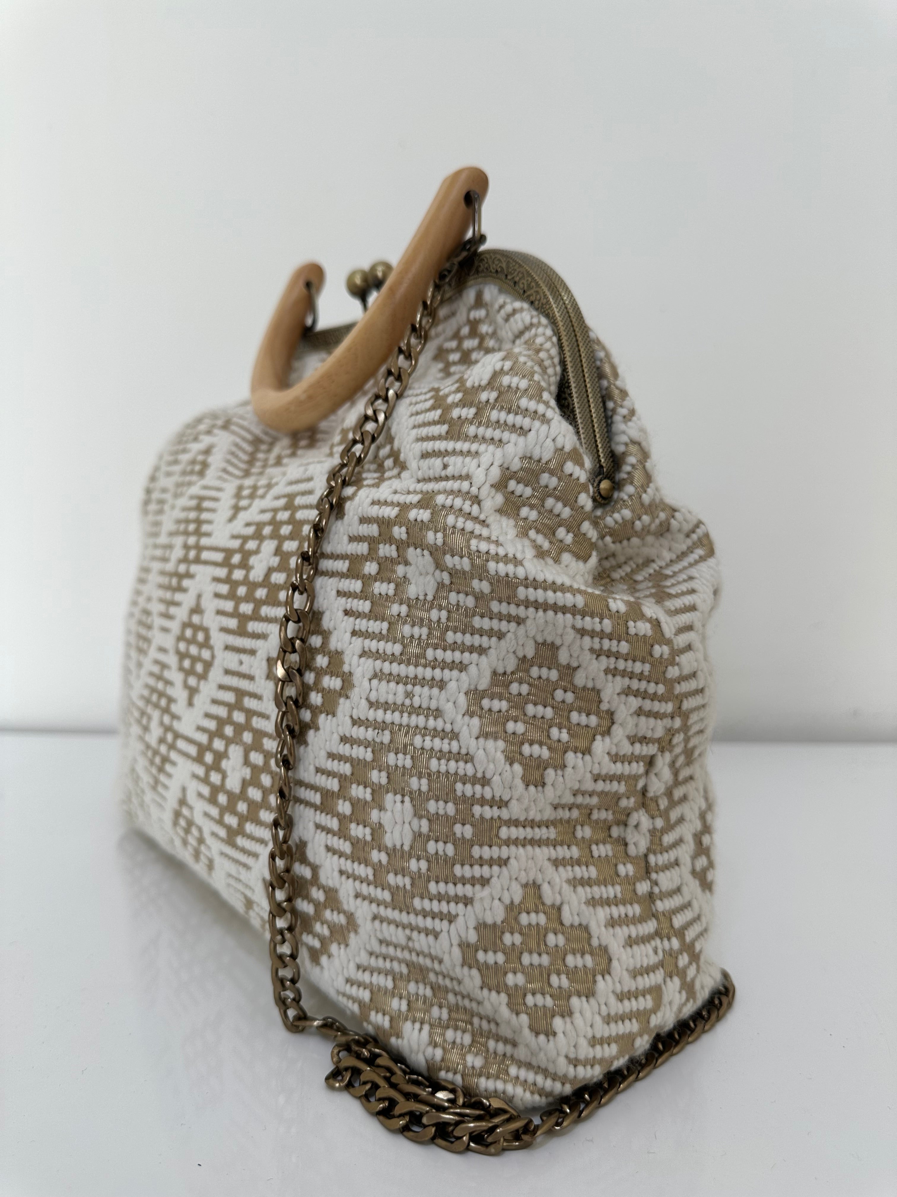 Borsa artigianale a tracolla ed a mano in tessuto con fantasia geometrica. Modello Retrò di Nany Magenis