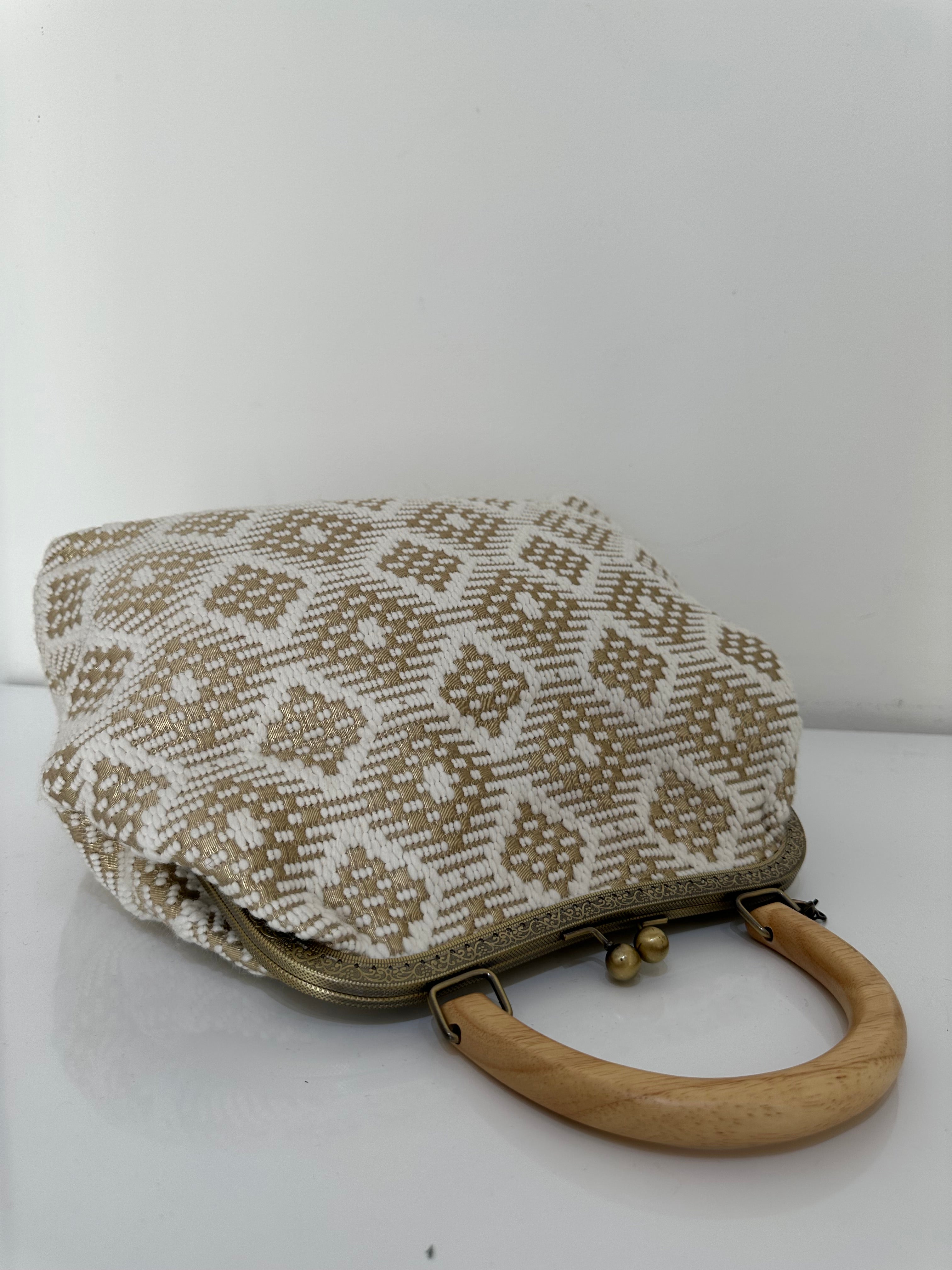 Borsa artigianale a tracolla ed a mano in tessuto con fantasia geometrica. Modello Retrò di Nany Magenis