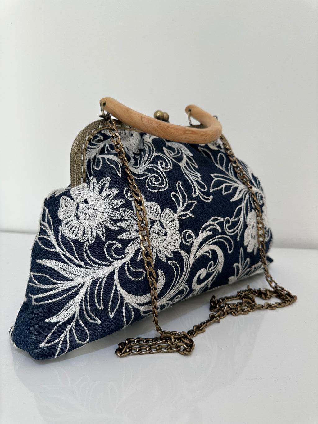 Borsa artigianale a tracolla ed a mano in tessuto jeans con fantasia floreale. Modello Retrò di Nany Magenis