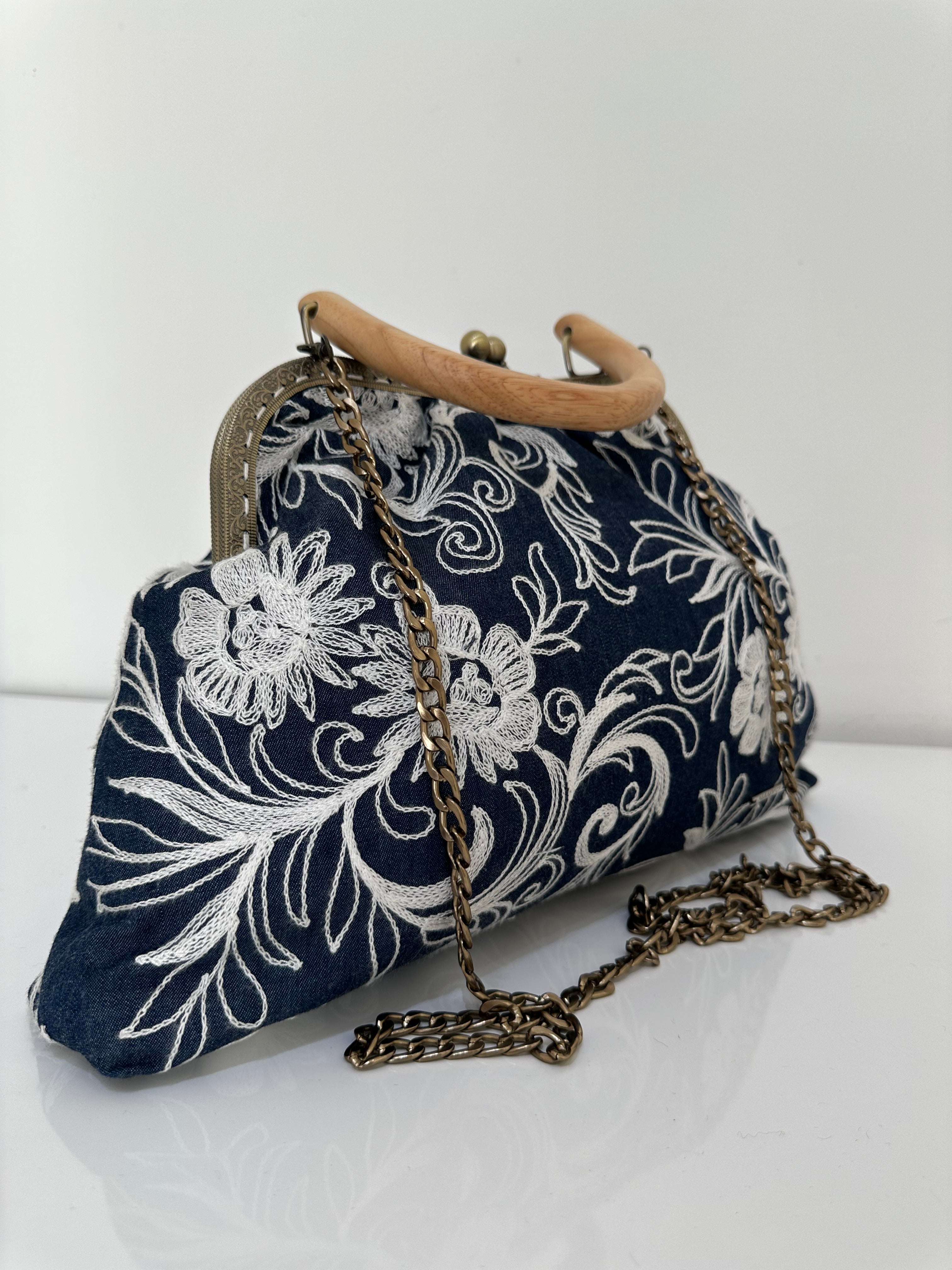 Borsa artigianale a tracolla ed a mano in tessuto jeans con fantasia floreale. Modello Retrò di Nany Magenis