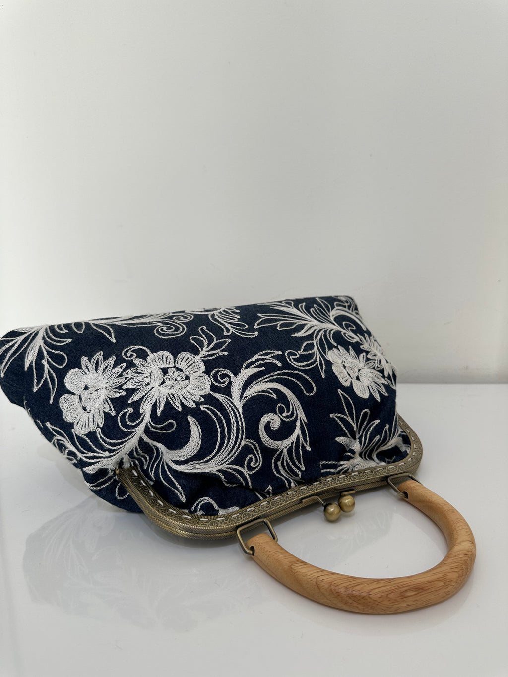 Borsa artigianale a tracolla ed a mano in tessuto jeans con fantasia floreale. Modello Retrò di Nany Magenis