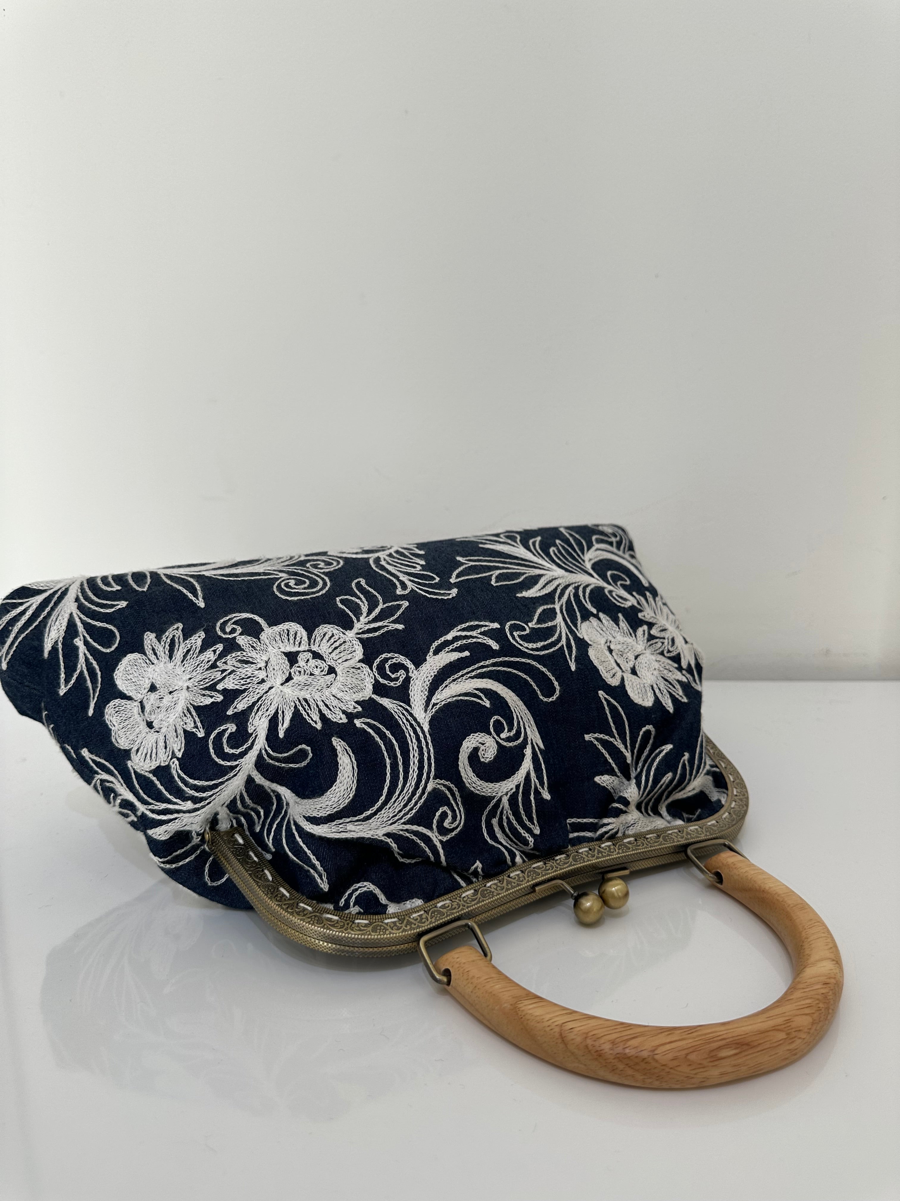 Borsa artigianale a tracolla ed a mano in tessuto jeans con fantasia floreale. Modello Retrò di Nany Magenis