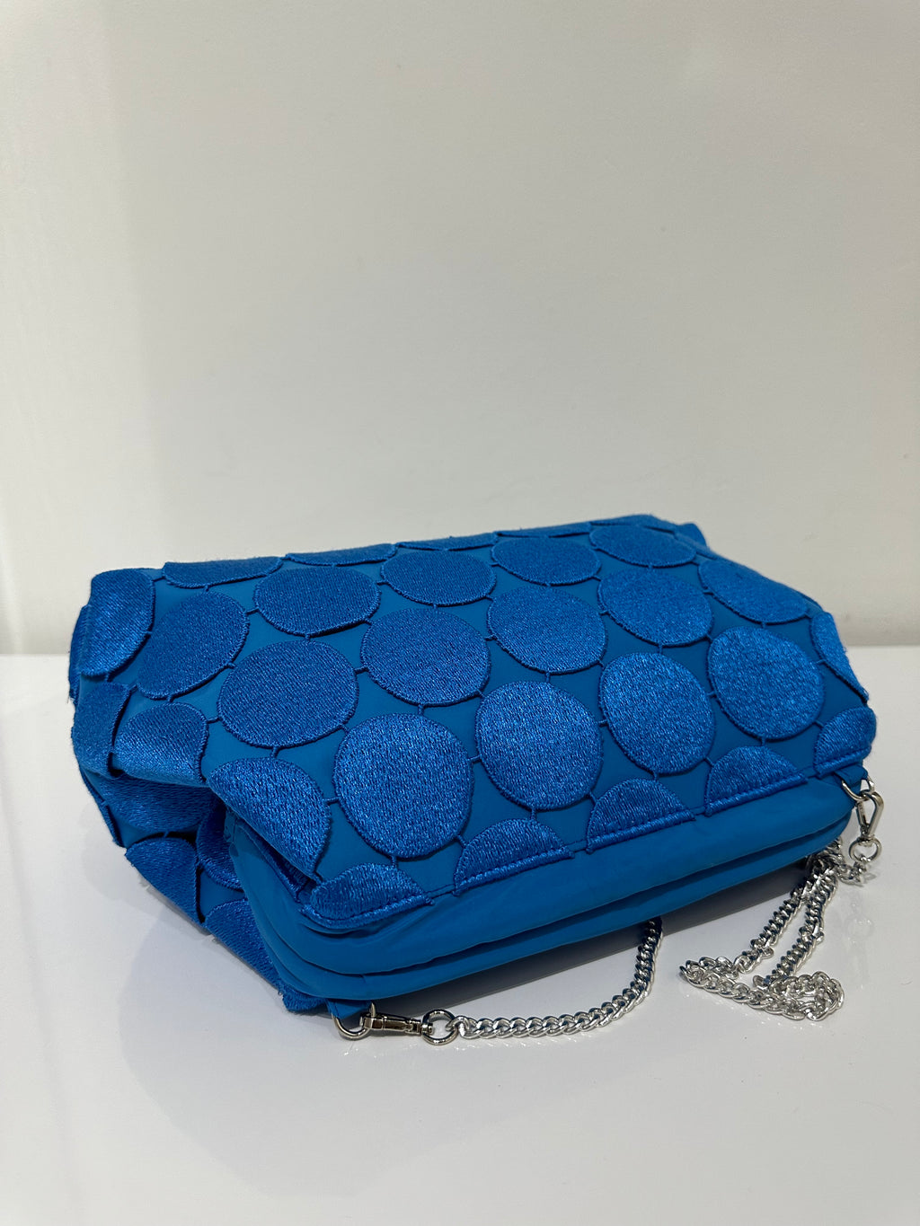 Borsa artigianale a spalla e tracolla in tessuto con fantasia geometrica e di colore blu. Modello Bibian di Nany Magenis