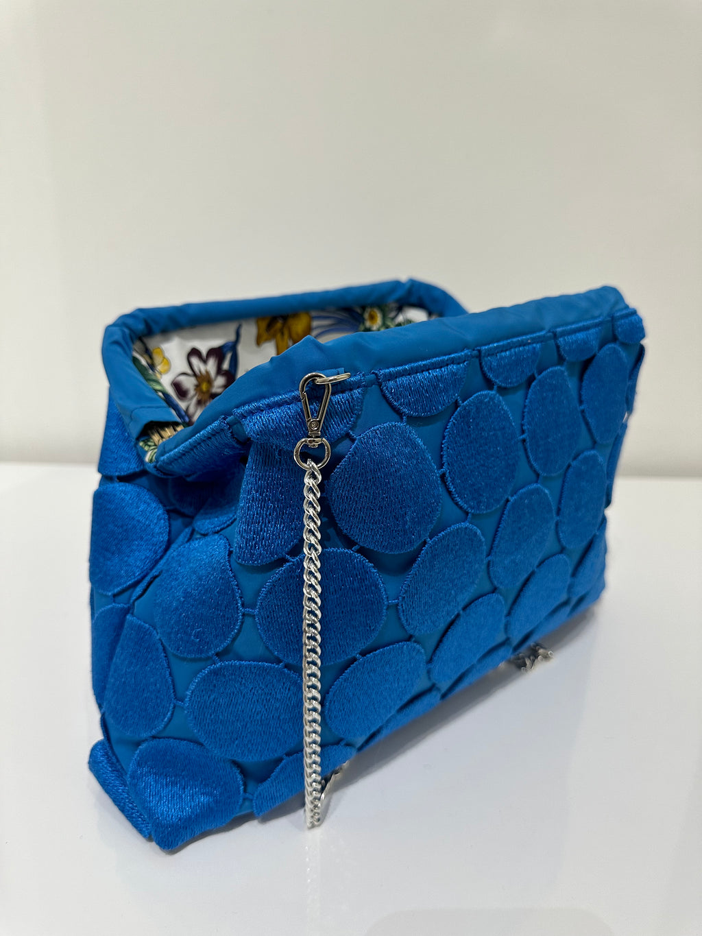 Borsa artigianale a spalla e tracolla in tessuto con fantasia geometrica e di colore blu. Modello Bibian di Nany Magenis