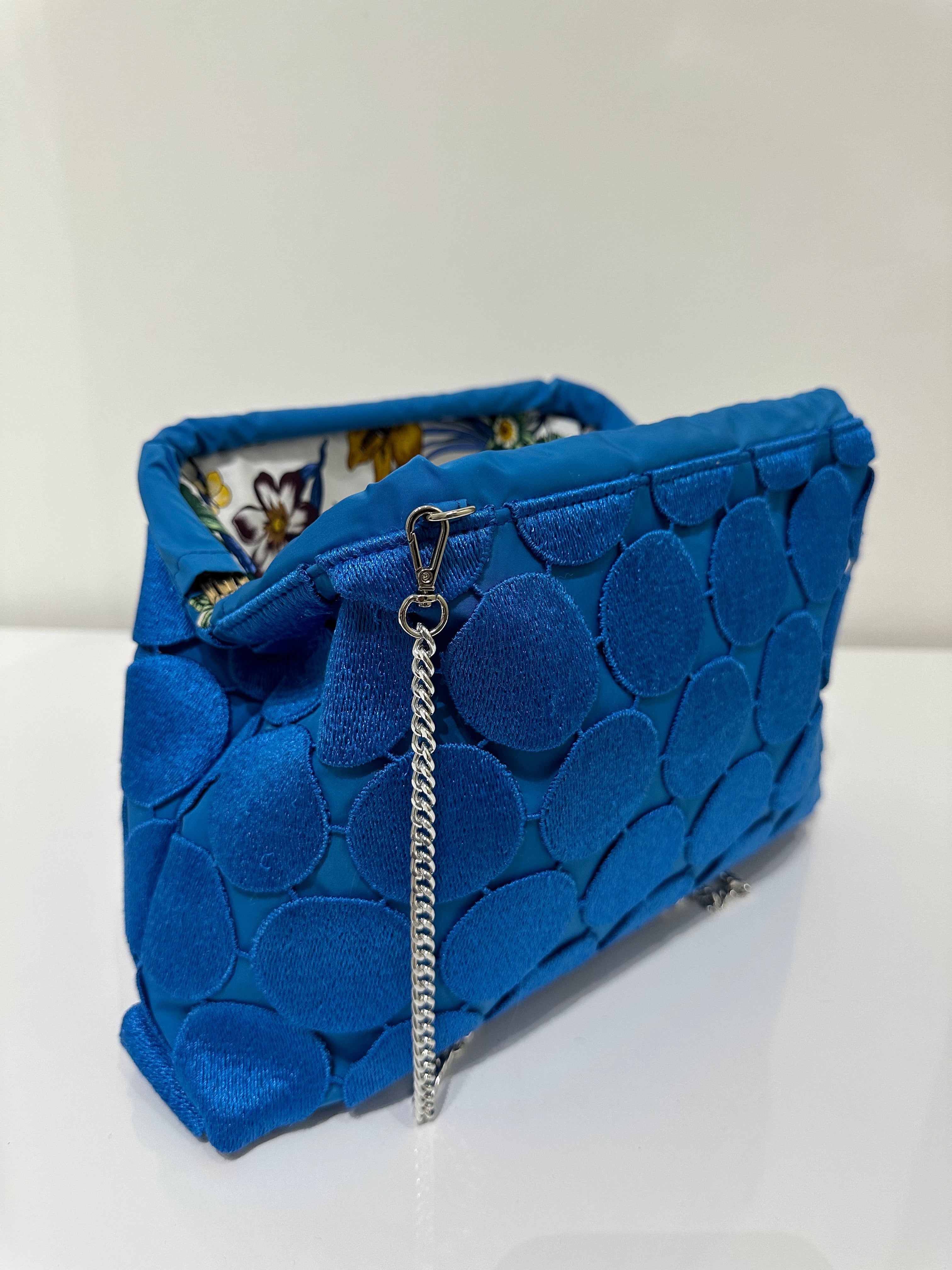 Borsa artigianale a spalla e tracolla in tessuto con fantasia geometrica e di colore blu. Modello Bibian di Nany Magenis